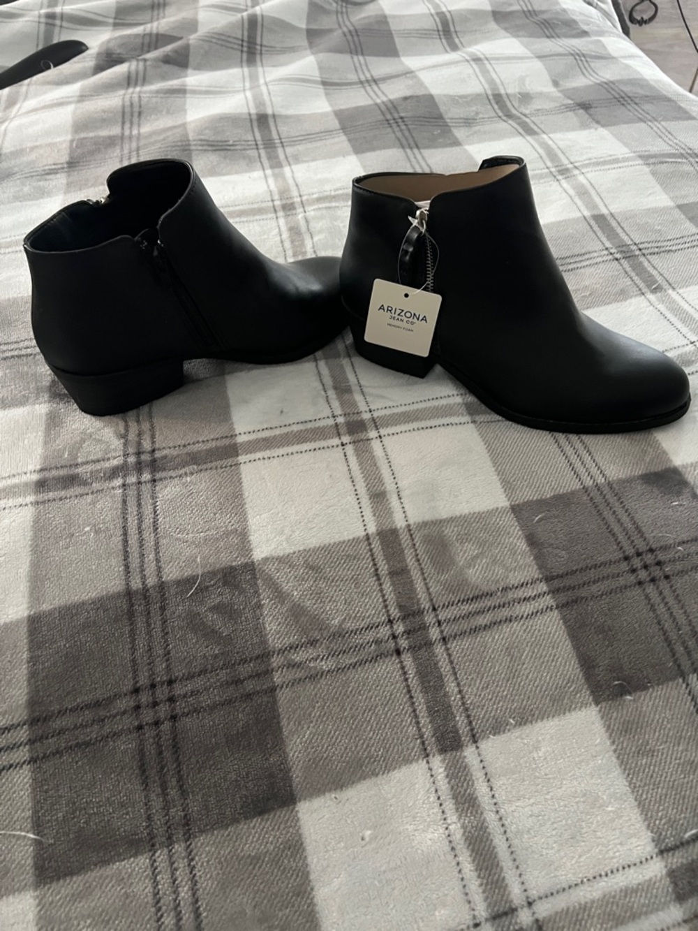 Arizona Jean Company Black Smooth Faux-Leather Ankle Booties